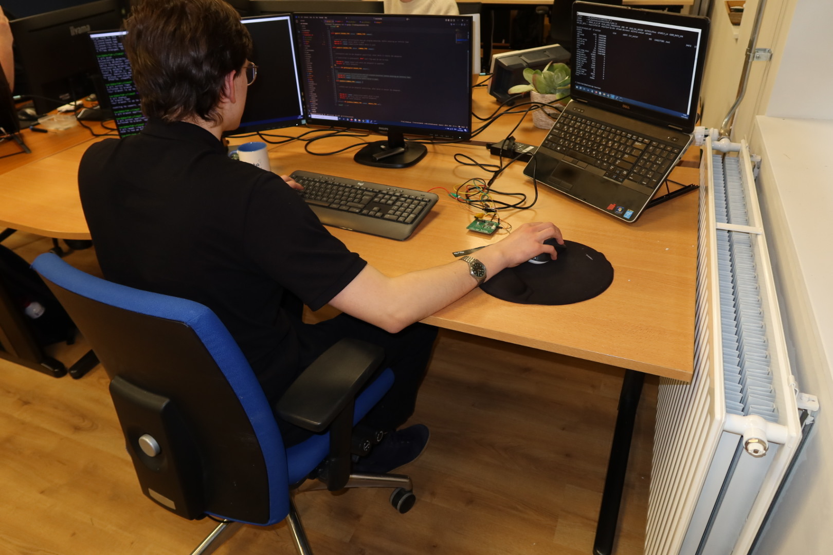 Onderhoud en doorontwikkeling van elektronica: firmware updates, bugfixes en revisies in serie