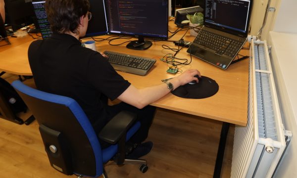 Onderhoud en doorontwikkeling van elektronica: firmware updates, bugfixes en revisies in serie