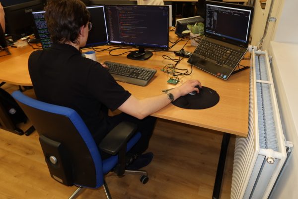 Onderhoud en doorontwikkeling van elektronica: firmware updates, bugfixes en revisies in serie