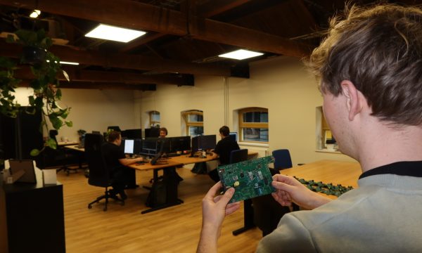 Hoogwaardige PCB in innovatieve omgeving op ruimtelijk kantoor insyte technology